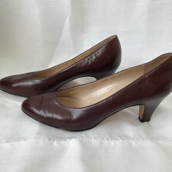 Salvatore Ferragamo Vintage Red 2.5” Heel Pumps Women Sz 7B Made in Italy - Picture 7 of 14
